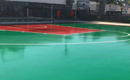 山南篮球场翻新地面